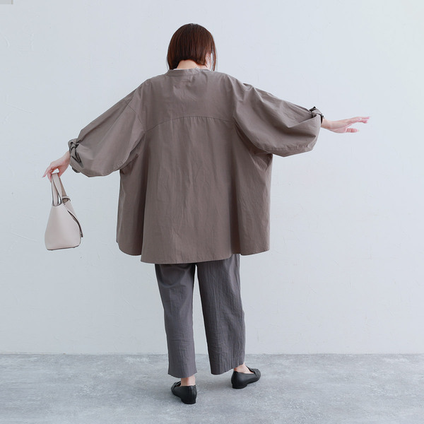 秋服にゆるっとシフトチェンジ。「なぜか毎年、着るものがない！」端境期にぴったりなブラウスをスタッフが着てみました[PR]