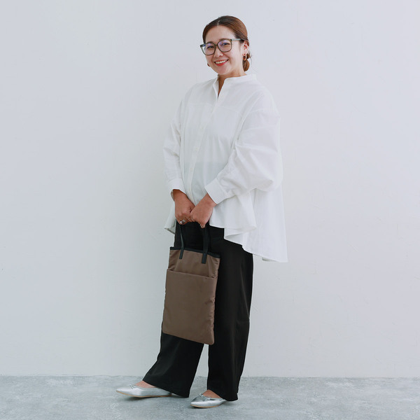 秋服にゆるっとシフトチェンジ。「なぜか毎年、着るものがない！」端境期にぴったりなブラウスをスタッフが着てみました[PR]