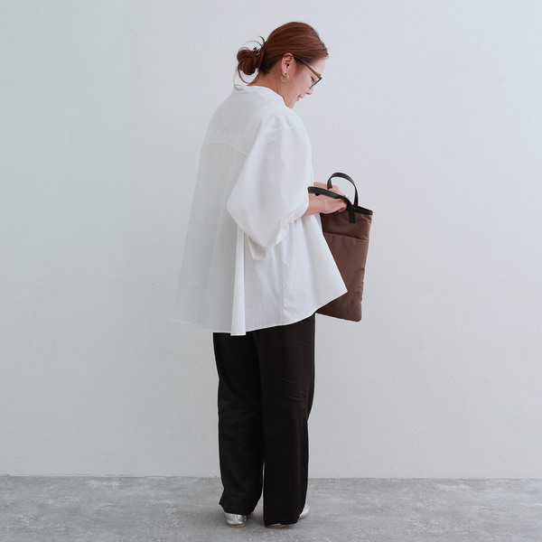 秋服にゆるっとシフトチェンジ。「なぜか毎年、着るものがない！」端境期にぴったりなブラウスをスタッフが着てみました[PR]