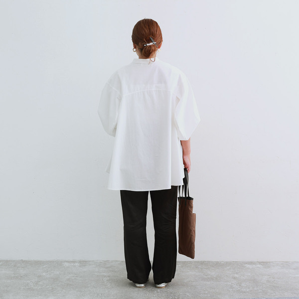 秋服にゆるっとシフトチェンジ。「なぜか毎年、着るものがない！」端境期にぴったりなブラウスをスタッフが着てみました[PR]