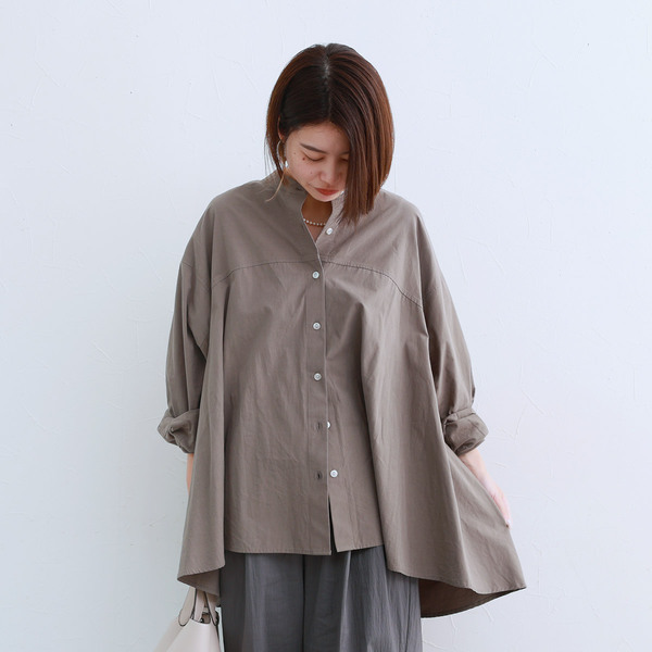 秋服にゆるっとシフトチェンジ。「なぜか毎年、着るものがない！」端境期にぴったりなブラウスをスタッフが着てみました[PR]