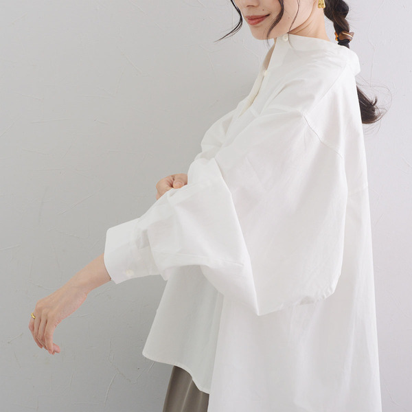 秋服にゆるっとシフトチェンジ。「なぜか毎年、着るものがない！」端境期にぴったりなブラウスをスタッフが着てみました[PR]