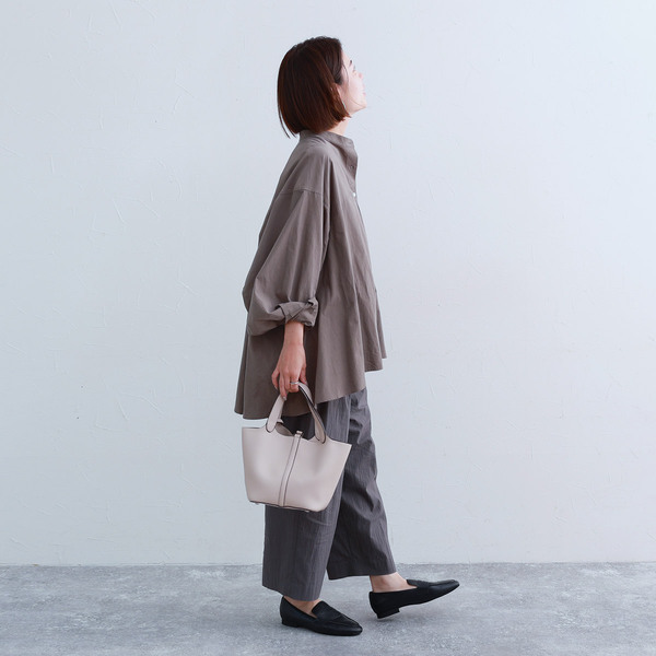 秋服にゆるっとシフトチェンジ。「なぜか毎年、着るものがない！」端境期にぴったりなブラウスをスタッフが着てみました[PR]