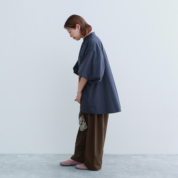 秋服にゆるっとシフトチェンジ。「なぜか毎年、着るものがない！」端境期にぴったりなブラウスをスタッフが着てみました[PR]