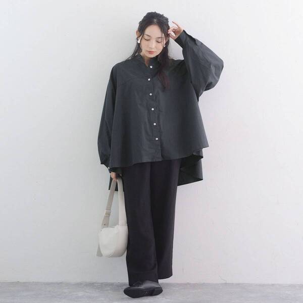 秋服にゆるっとシフトチェンジ。「なぜか毎年、着るものがない！」端境期にぴったりなブラウスをスタッフが着てみました[PR]