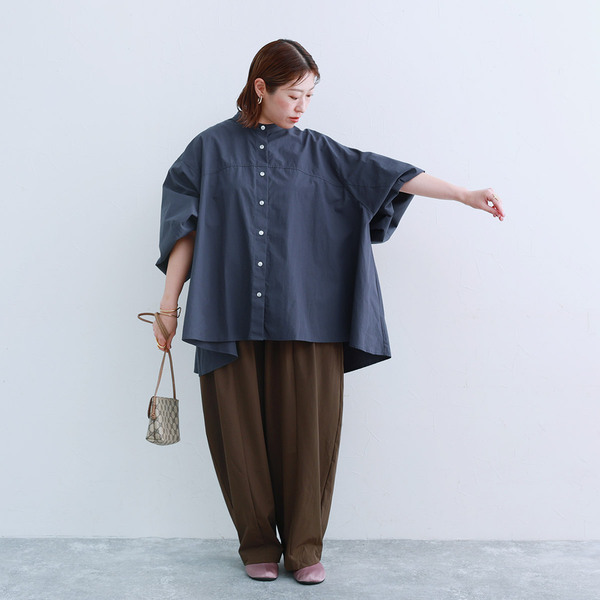 秋服にゆるっとシフトチェンジ。「なぜか毎年、着るものがない！」端境期にぴったりなブラウスをスタッフが着てみました[PR]