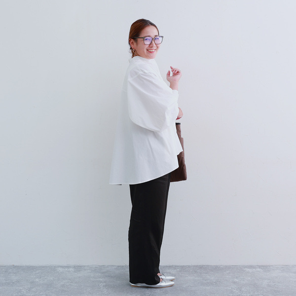 秋服にゆるっとシフトチェンジ。「なぜか毎年、着るものがない！」端境期にぴったりなブラウスをスタッフが着てみました[PR]