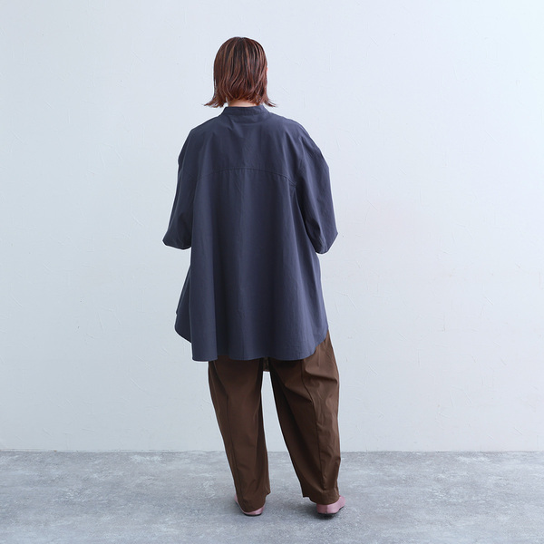 秋服にゆるっとシフトチェンジ。「なぜか毎年、着るものがない！」端境期にぴったりなブラウスをスタッフが着てみました[PR]