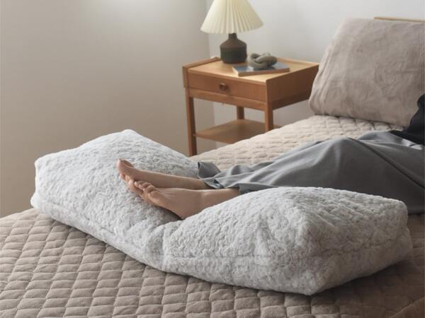 あの布団収納ケースに新素材、ふわもこボアの『くるくるファー』誕生！秋冬インテリアにぴったりのラグも一緒に新登場[PR]