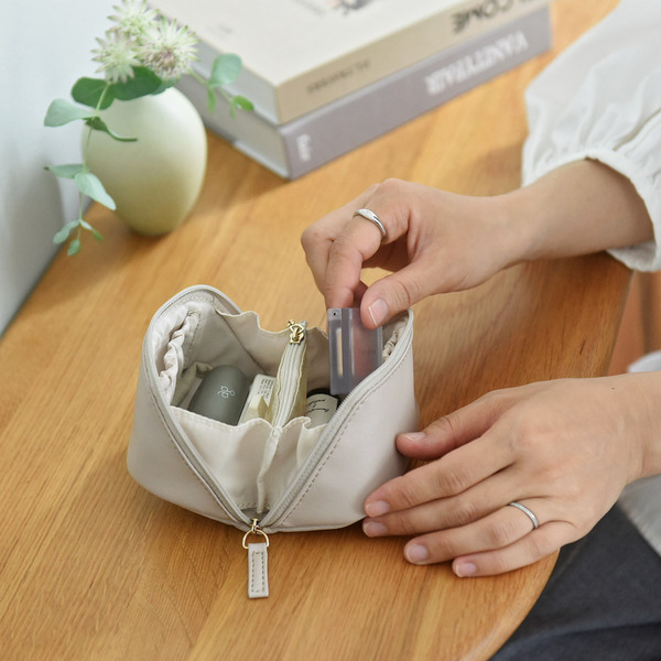 身だしなみのモチベUPに毎日使いたい、機能派きれいめフェイクレザーポーチ3選[PR]