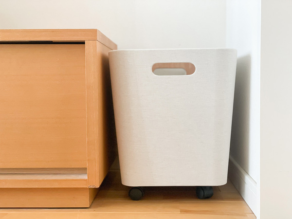 リビングの一角に置くと自然と荷物が片付く「キャスター付き収納ワイドタイプ」[PR]