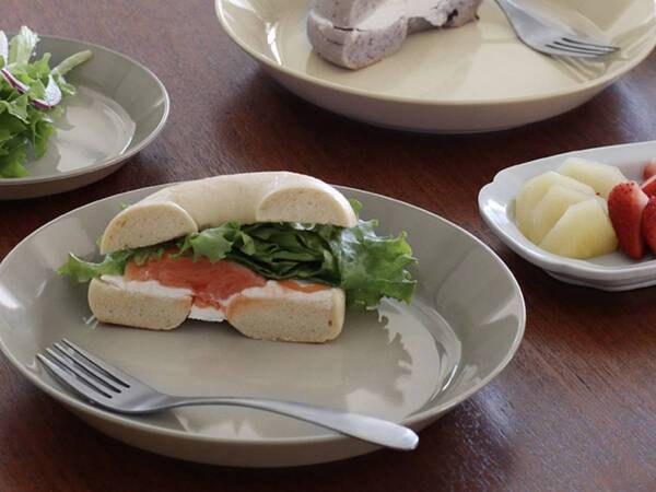 「こう見えて落としても安心！」子どもと暮らすインスタグラマーさんも太鼓判、完売人気の陶器見えプレート実用レポ[PR]