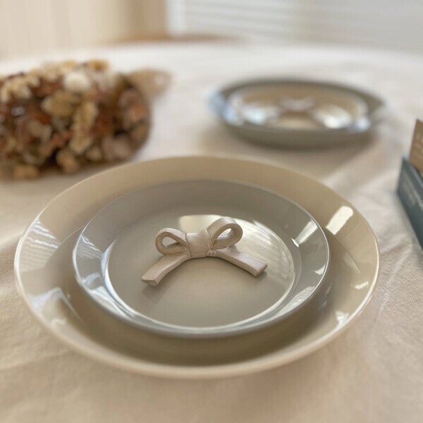 「こう見えて落としても安心！」子どもと暮らすインスタグラマーさんも太鼓判、完売人気の陶器見えプレート実用レポ[PR]