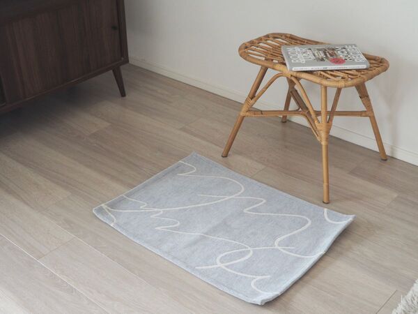 玄関に敷いたり、リビングでくつろぐときにも。「アートのようなラグマット」を暮らしに取り入れてみた話[PR]