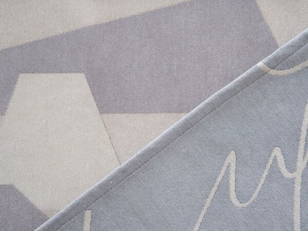 玄関に敷いたり、リビングでくつろぐときにも。「アートのようなラグマット」を暮らしに取り入れてみた話[PR]