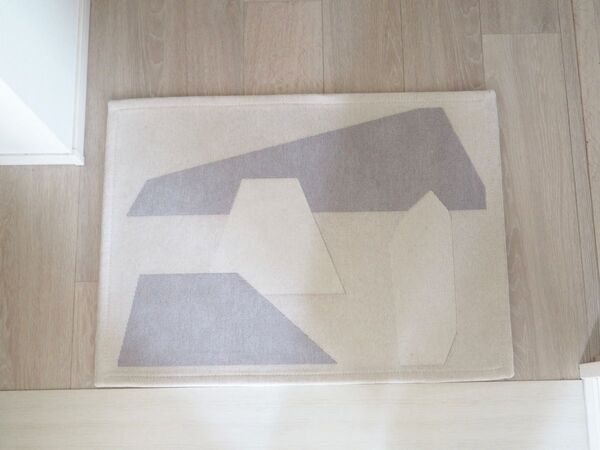 玄関に敷いたり、リビングでくつろぐときにも。「アートのようなラグマット」を暮らしに取り入れてみた話[PR]