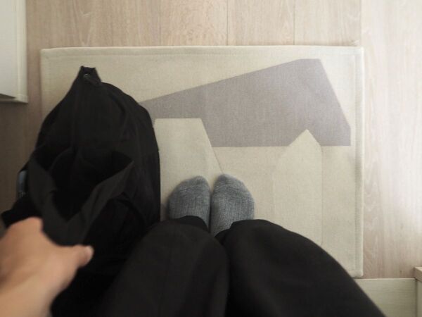 玄関に敷いたり、リビングでくつろぐときにも。「アートのようなラグマット」を暮らしに取り入れてみた話[PR]