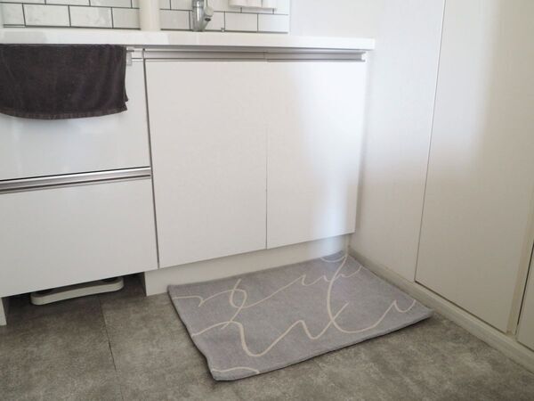 玄関に敷いたり、リビングでくつろぐときにも。「アートのようなラグマット」を暮らしに取り入れてみた話[PR]