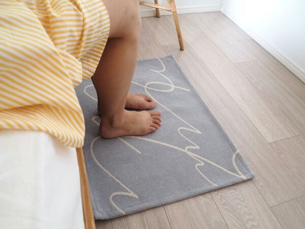 玄関に敷いたり、リビングでくつろぐときにも。「アートのようなラグマット」を暮らしに取り入れてみた話[PR]