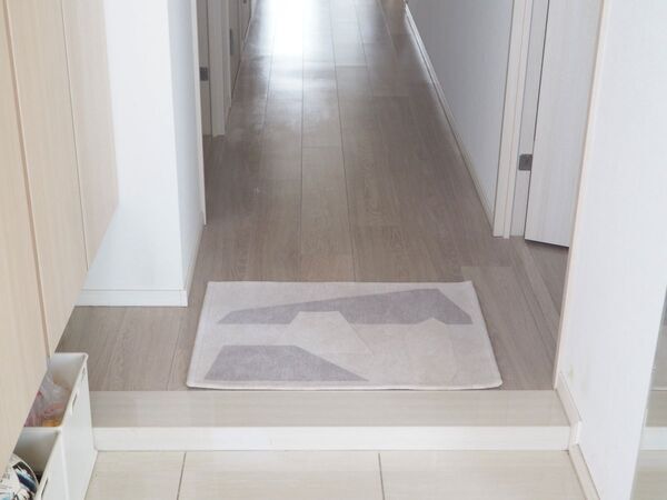 玄関に敷いたり、リビングでくつろぐときにも。「アートのようなラグマット」を暮らしに取り入れてみた話[PR]