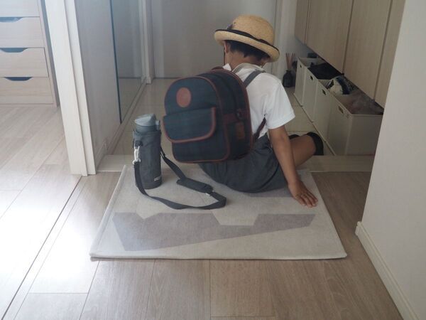 玄関に敷いたり、リビングでくつろぐときにも。「アートのようなラグマット」を暮らしに取り入れてみた話[PR]