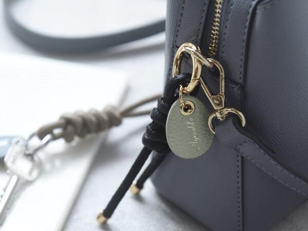 【検証】Agreable牛革チャームはどんなバッグにも合うのか！？スタッフが私物バッグで試してみました[PR]