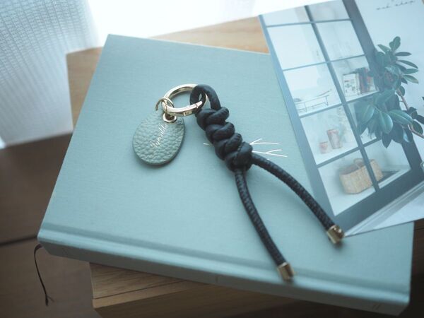 【検証】Agreable牛革チャームはどんなバッグにも合うのか！？スタッフが私物バッグで試してみました[PR]