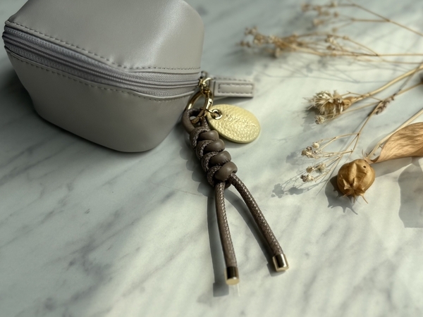 【検証】Agreable牛革チャームはどんなバッグにも合うのか！？スタッフが私物バッグで試してみました[PR]