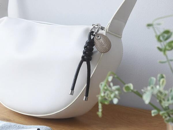 【検証】Agreable牛革チャームはどんなバッグにも合うのか！？スタッフが私物バッグで試してみました[PR]