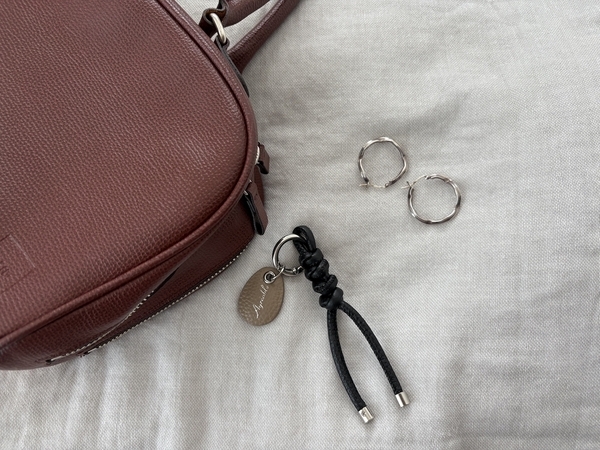 【検証】Agreable牛革チャームはどんなバッグにも合うのか！？スタッフが私物バッグで試してみました[PR]