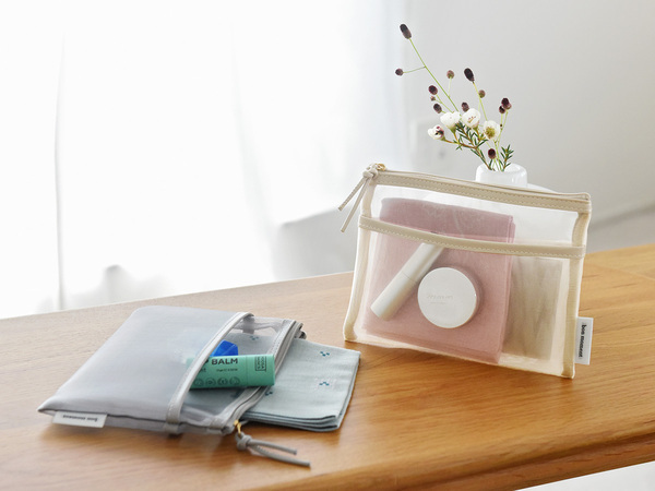 まるで透明人間？！軽くて薄いメッシュでバッグ内が整う、新作ポーチ2タイプ[PR]