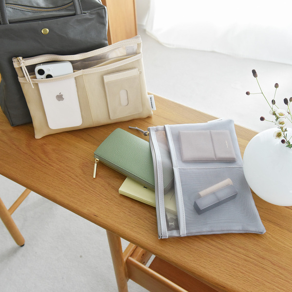 まるで透明人間？！軽くて薄いメッシュでバッグ内が整う、新作ポーチ2タイプ[PR]