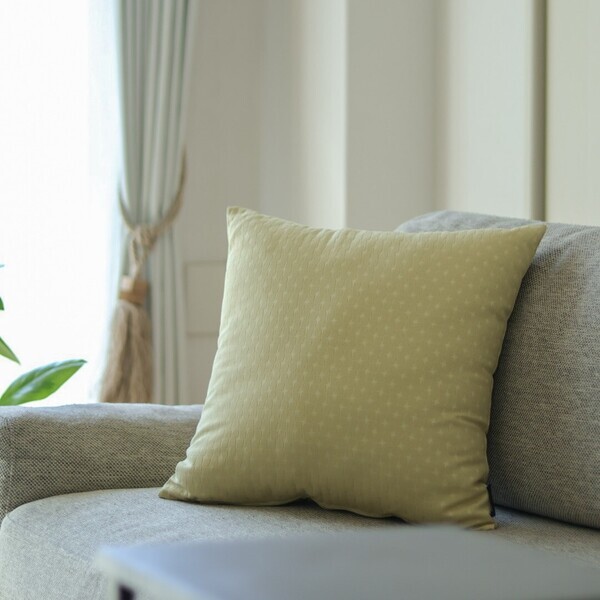 「シンプルすぎて、もはや殺風景」を卒業！クッションカバーではじめるお手軽模様替え【インスタグラマーさんのもの選び】[PR]