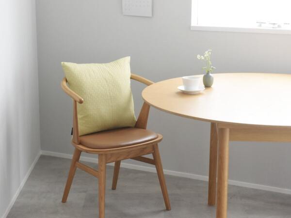 「シンプルすぎて、もはや殺風景」を卒業！クッションカバーではじめるお手軽模様替え【インスタグラマーさんのもの選び】[PR]