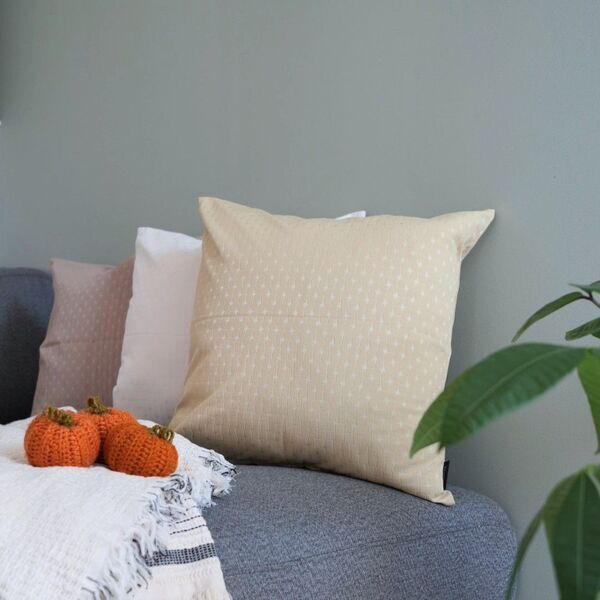 「シンプルすぎて、もはや殺風景」を卒業！クッションカバーではじめるお手軽模様替え【インスタグラマーさんのもの選び】[PR]