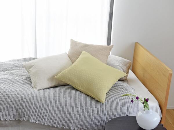 「シンプルすぎて、もはや殺風景」を卒業！クッションカバーではじめるお手軽模様替え【インスタグラマーさんのもの選び】[PR]