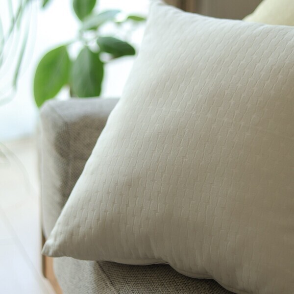 「シンプルすぎて、もはや殺風景」を卒業！クッションカバーではじめるお手軽模様替え【インスタグラマーさんのもの選び】[PR]