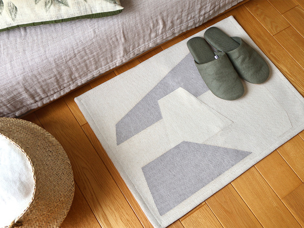 玄関にも寝室にも。インテリアに手軽にアートをプラスする「bon momentのラグマット」[PR]