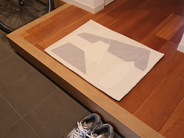 玄関にも寝室にも。インテリアに手軽にアートをプラスする「bon momentのラグマット」[PR]