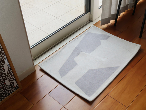 玄関にも寝室にも。インテリアに手軽にアートをプラスする「bon momentのラグマット」[PR]