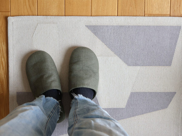 玄関にも寝室にも。インテリアに手軽にアートをプラスする「bon momentのラグマット」[PR]