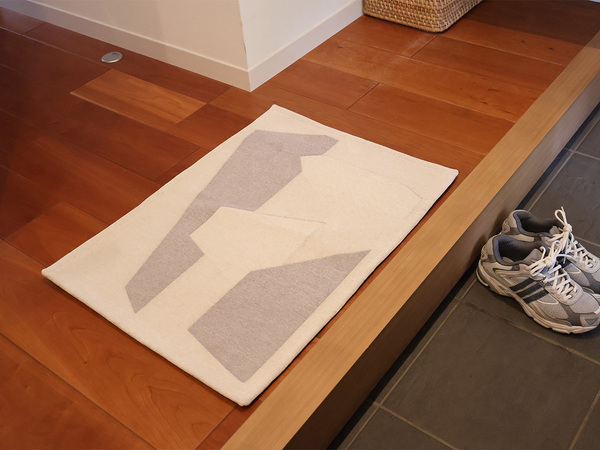 玄関にも寝室にも。インテリアに手軽にアートをプラスする「bon momentのラグマット」[PR]