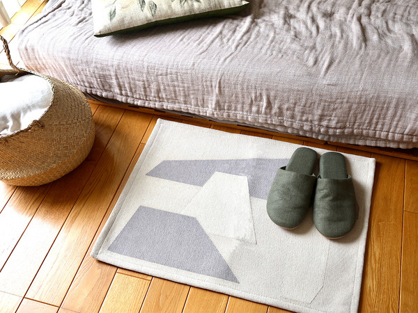 玄関にも寝室にも。インテリアに手軽にアートをプラスする「bon momentのラグマット」[PR]