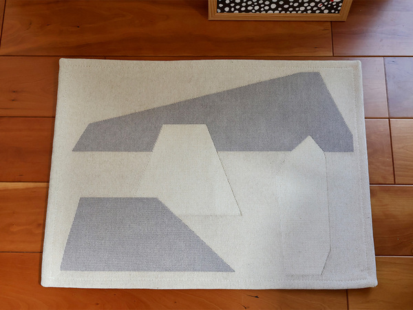 玄関にも寝室にも。インテリアに手軽にアートをプラスする「bon momentのラグマット」[PR]