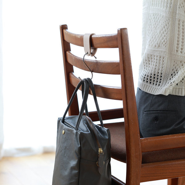 S字フックの生活感にさようなら！落ちない＆隠さない、麗しの便利フック[PR]