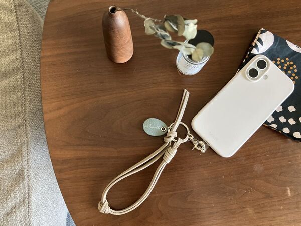 スマホは手首ぶら～んで快適に。シンプルで洗練された「本革スマホストラップ」をスタッフ続々愛用中[PR]