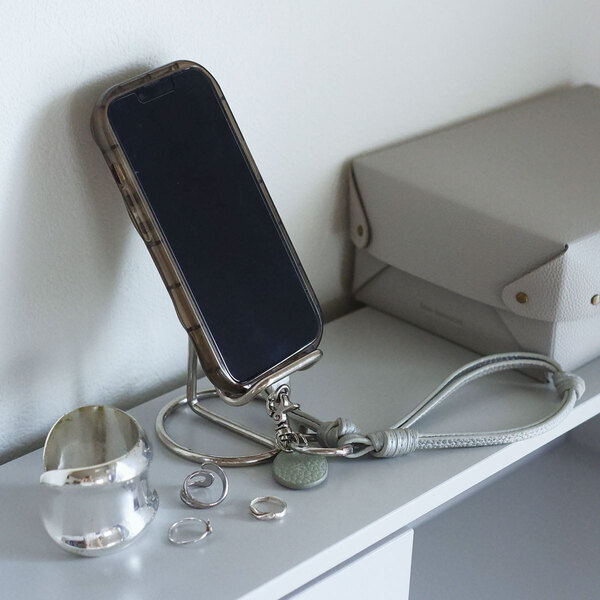 スマホは手首ぶら～んで快適に。シンプルで洗練された「本革スマホストラップ」をスタッフ続々愛用中[PR]