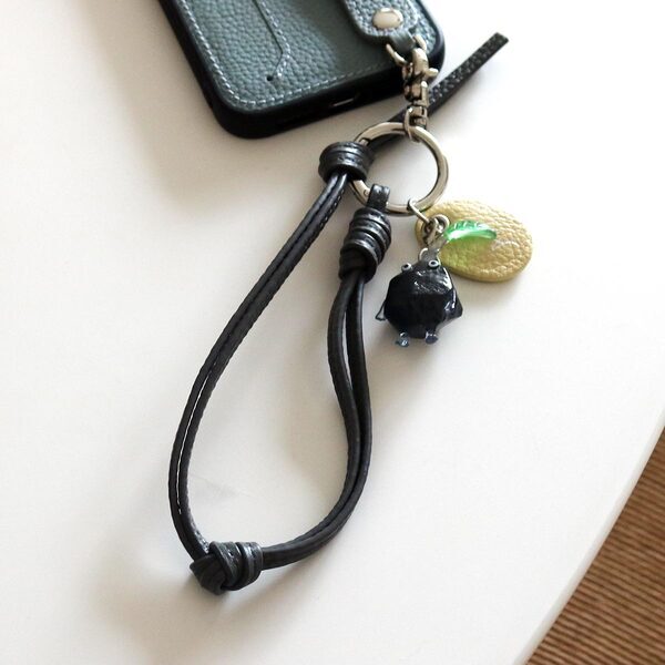 スマホは手首ぶら～んで快適に。シンプルで洗練された「本革スマホストラップ」をスタッフ続々愛用中[PR]