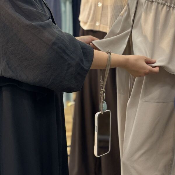 スマホは手首ぶら～んで快適に。シンプルで洗練された「本革スマホストラップ」をスタッフ続々愛用中[PR]