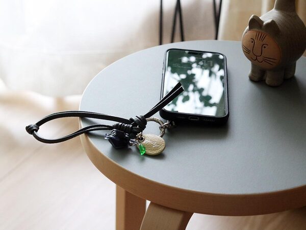 スマホは手首ぶら～んで快適に。シンプルで洗練された「本革スマホストラップ」をスタッフ続々愛用中[PR]